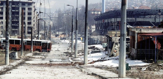 Ulica Bośniackiego Smoka (Zmaja od Bosne), tzw. aleja snajperów. Zdjęcie z okresu oblężenia Sarajewa.jpg